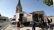 Moulon, Aquitaine. Tournage d'une scène du film Cocorico 2 le 19 juin 2025